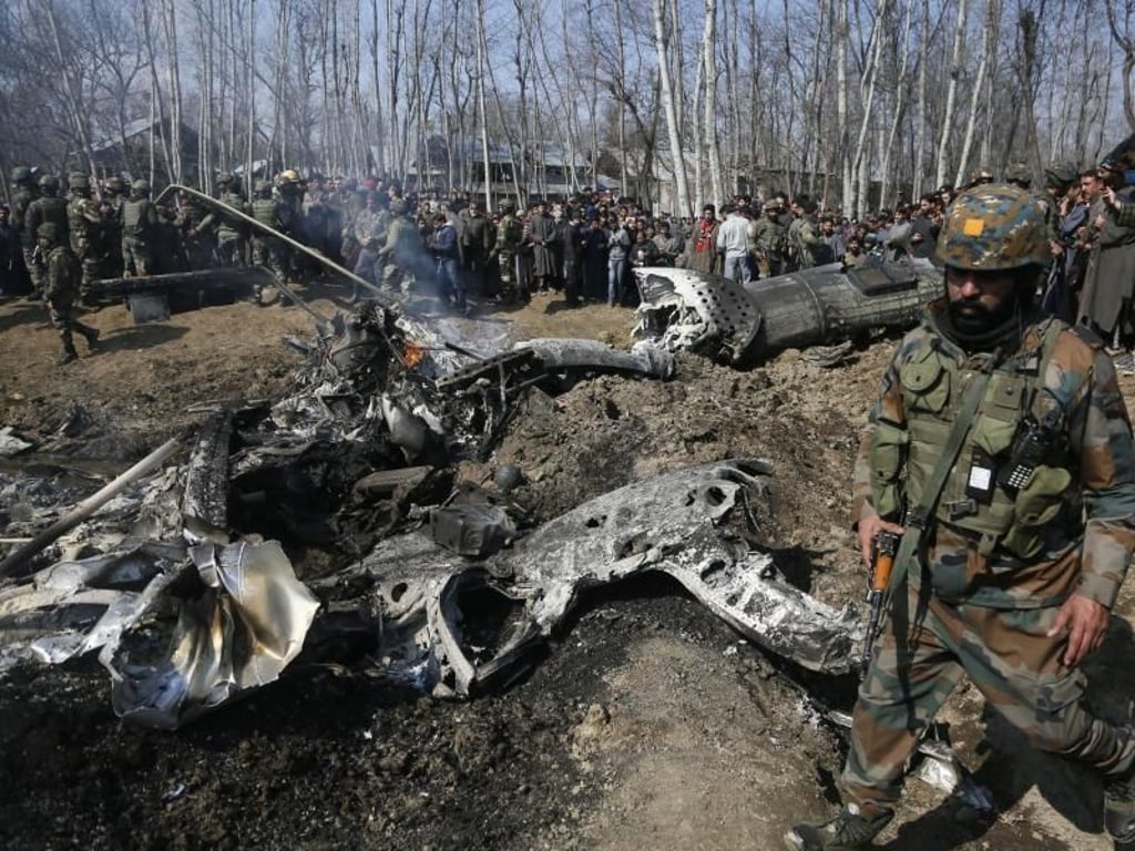 Ein indischer Soldat bewacht die Trümmer des abgeschossenen Kampfflugzeugs im Bezirk Budgam im indischen Teil Kaschmirs. Foto: Mukhtar Khan/AP