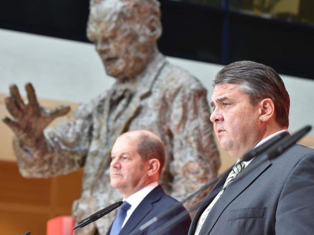 Für SPD-Parteichef Sigmar Gabriel (r) zählt auch Hamburgs Erster Bürgermeister Olaf Scholz zu den möglichen Herausforderern von Kanzlerin Merkel. Foto: Bernd Settnik/Archiv