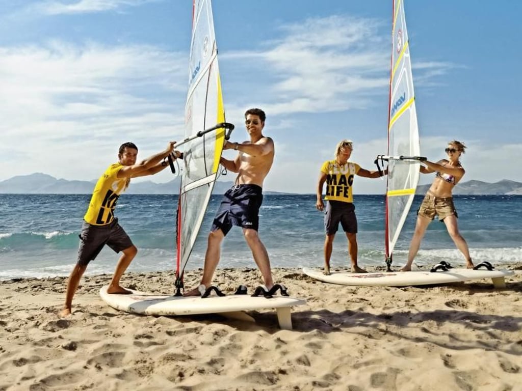 In den Ferien darf es gerne etwas Wassersport sein: Surfen ist ein beliebter Urlaubssport in den Clubanlagen von Magic Life. Foto: TUI Magic Life
