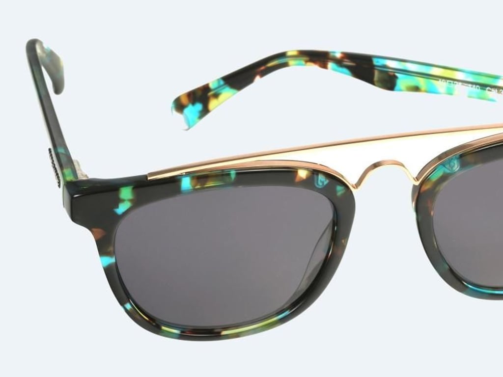 Der Träger dieser Brille möchte auffallen: Dieses gemusterte Modell mit Doppelsteg ist von More & More (ca. 100 Euro). Foto: More & More