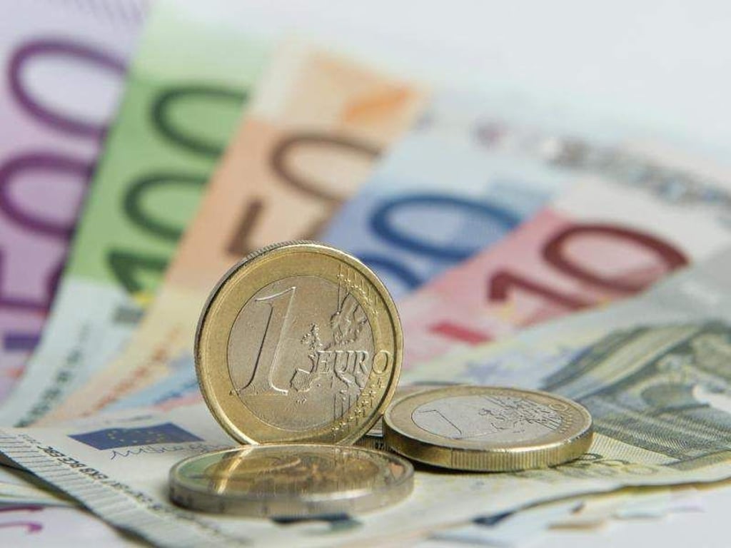Euro Münzen liegen auf Euro-Banknoten. Foto: Daniel Reinhardt/Archiv