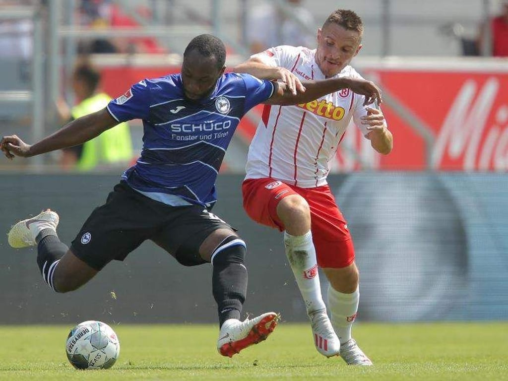 Regensburgs Andreas Geipl (r) kommt gegen Arminia-Torschütze Reinhold Yabo zu spät. Foto: Daniel Karmann