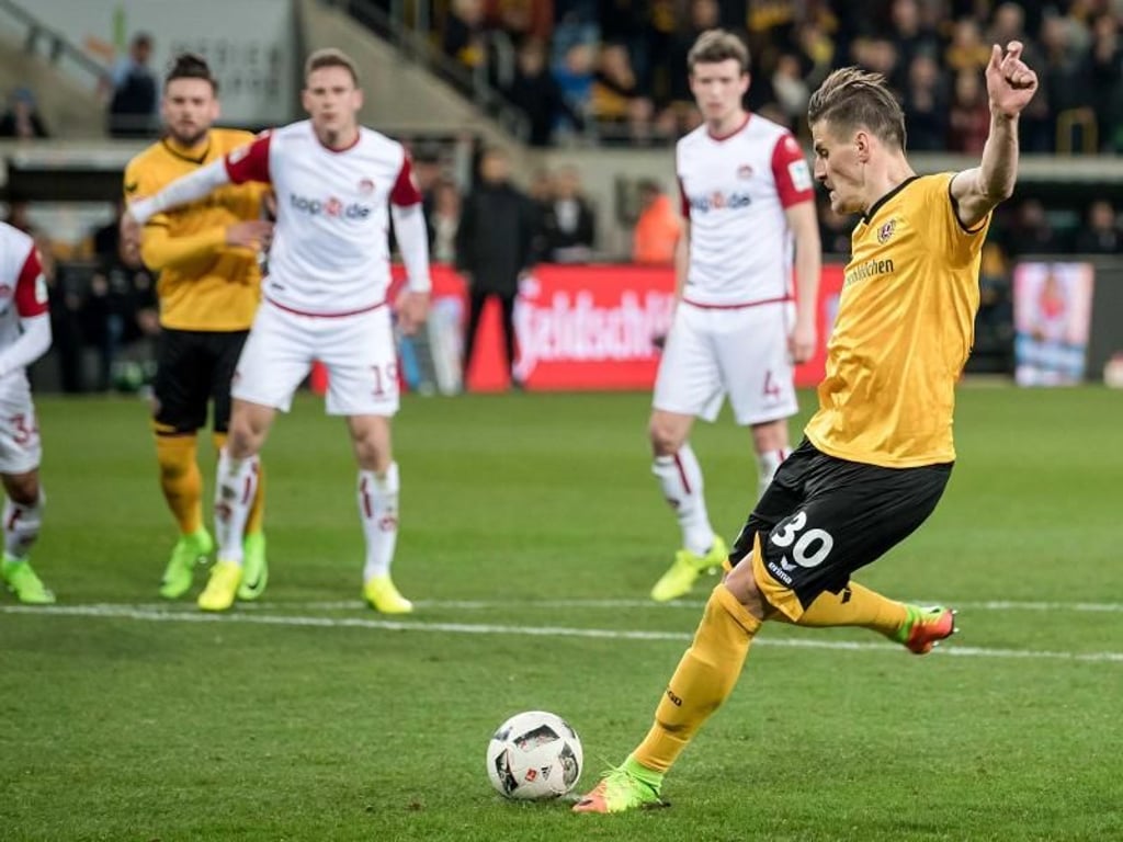 Dresdens Stefan Kutschke (r) trifft per Elfmeter zum 2:2-Ausgleich. Foto: Thomas Eisenhuth