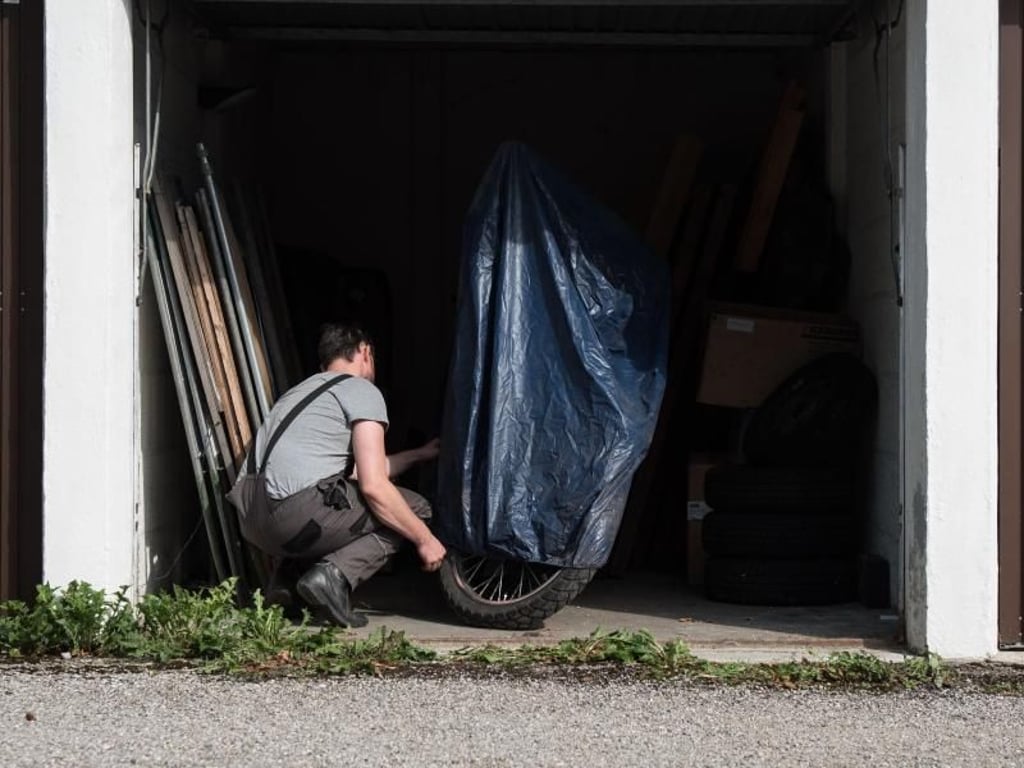 Luft zum Atmen: Spezielle Planen für Motorräder sind von innen durchlässig für verdunstendes Wasser. Foto: Lukas Barth