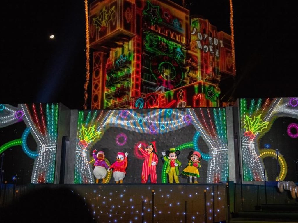 Eine Attraktion als Projektionsfläche: In der Show «Goofy's Incredible Christmas» wird der «Tower of Terror» zur gigantischen Leinwand. Foto: Andrea Warnecke