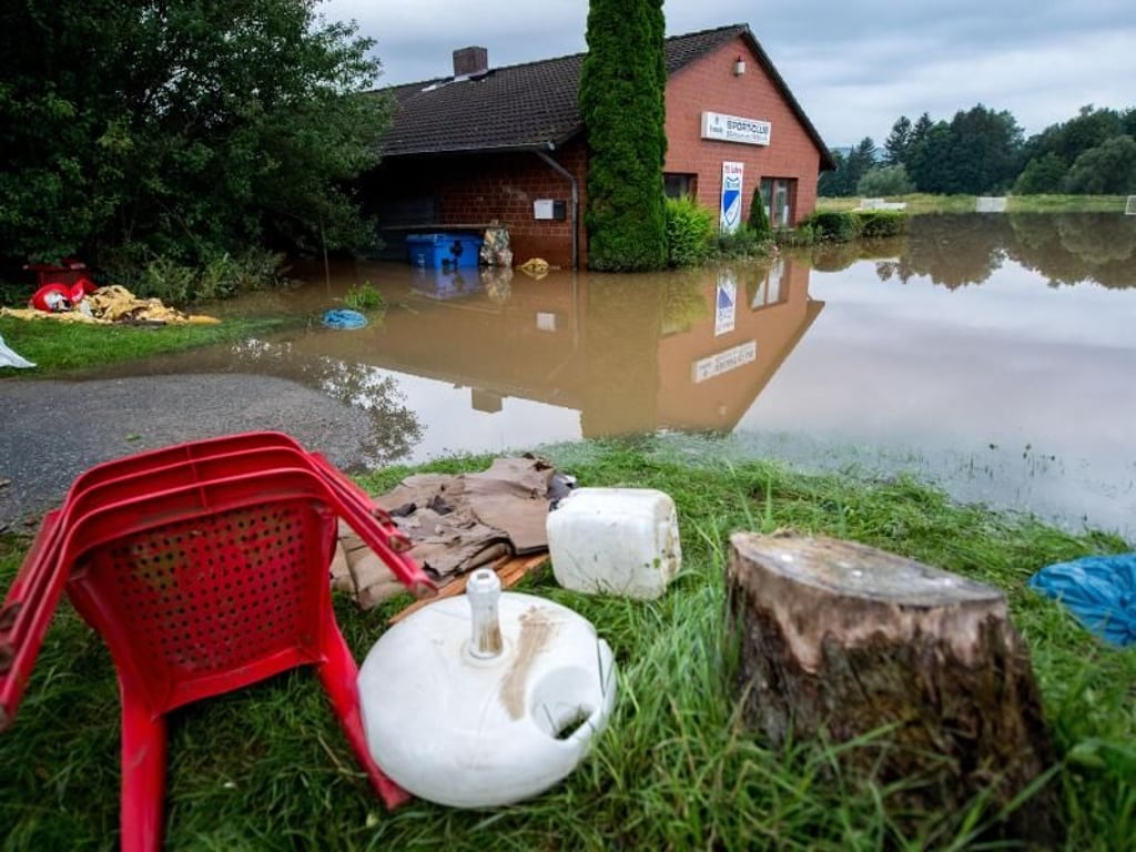 Vereinsheim des SC Itzum unter Wasser. Itzum ist ein Stadtteil von Hildesheim. Dauerregen hat im südlichen Niedersachsen in einigen Orten zu Überschwemmungen geführt. Foto: Hauke-Christian Dittrich