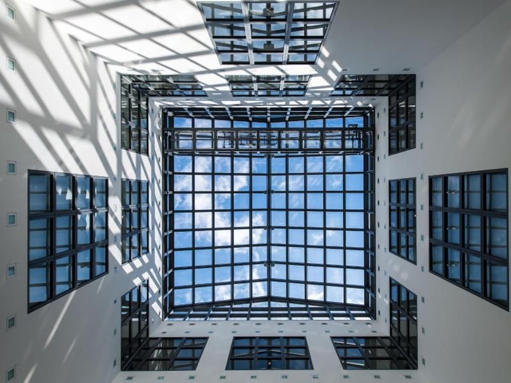 Blick nach oben: das Glasdach der Abteilung «Kunst der Gegenwart». Foto: Lukas Schulze