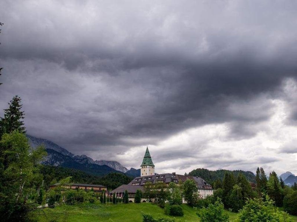 2,2 Millionen Euro hat allein der Sicherheitszaun rund um Schloss Elmau gekostet. Foto: Michael Kappeler