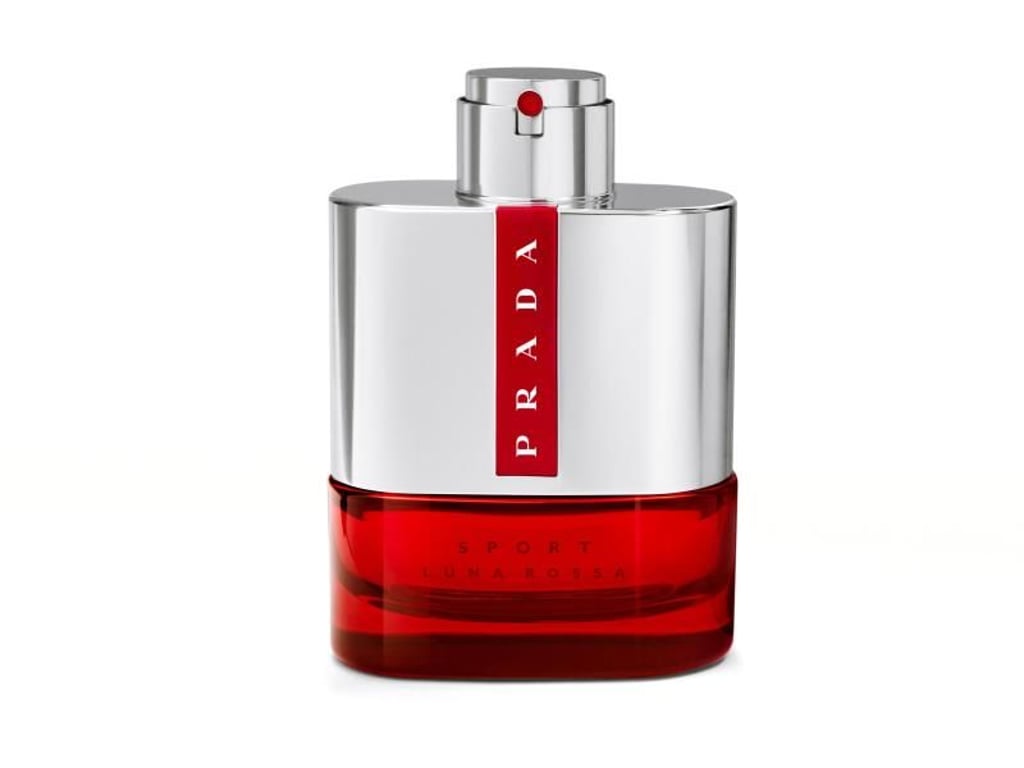 Klassisch männlich ist ein Duft mit Tabaknote: Auch das Eau de Toilette Luna Rossa Sport von Prada enthält einen Hauch von Tabak - ebenso wie eine fruchtige Beerennote (100 ml ca. 83 Euro). Foto: Prada