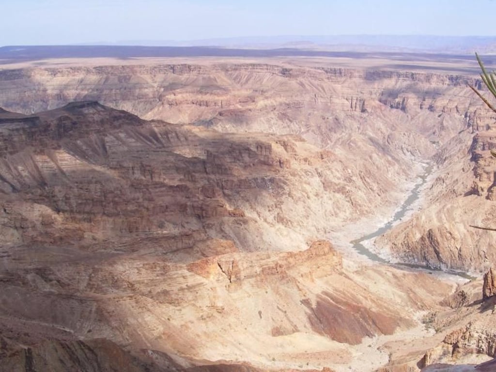 Trockene Schönheit: der Fish River Canyon bei Hobas. Unten fließt der «Fischfluss». Foto: Christian Selz/dpa-tmn