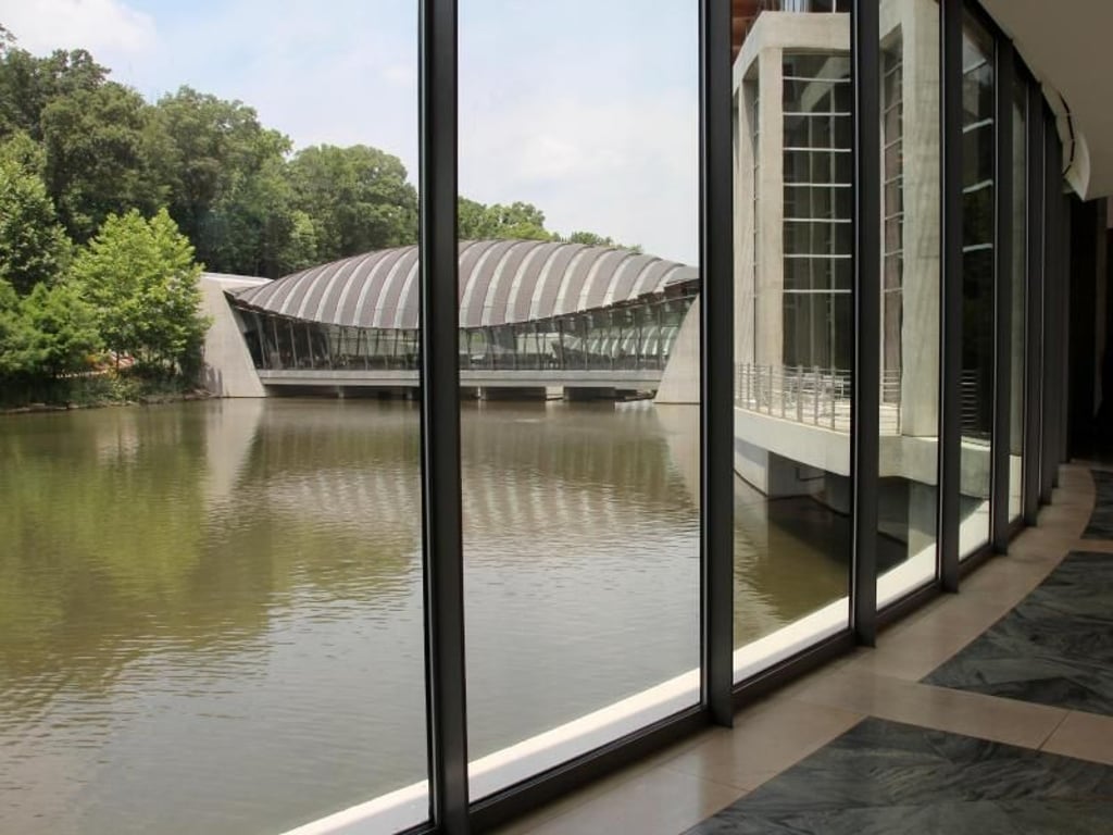 Blick von innen nach außen: das Crystal Bridges Museum of American Art in Bentonville. Foto: Christina Horsten