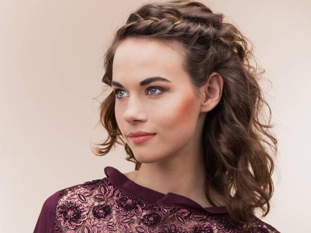 Offen und lockig - so können Frauen mit mittellangen Haare ihre Frisur für das Fest stylen. Foto: André Märtens, 10 Minuten Hairstyles, DK Verlag/Eugen Mai