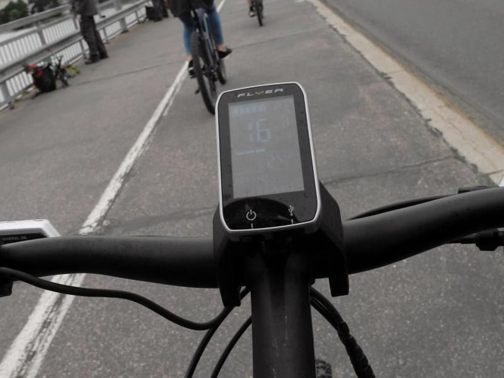 Mit dem Computer am Lenker: Über das Display wird der Motor des Fahrrads überwacht. Foto: Michael Zehender