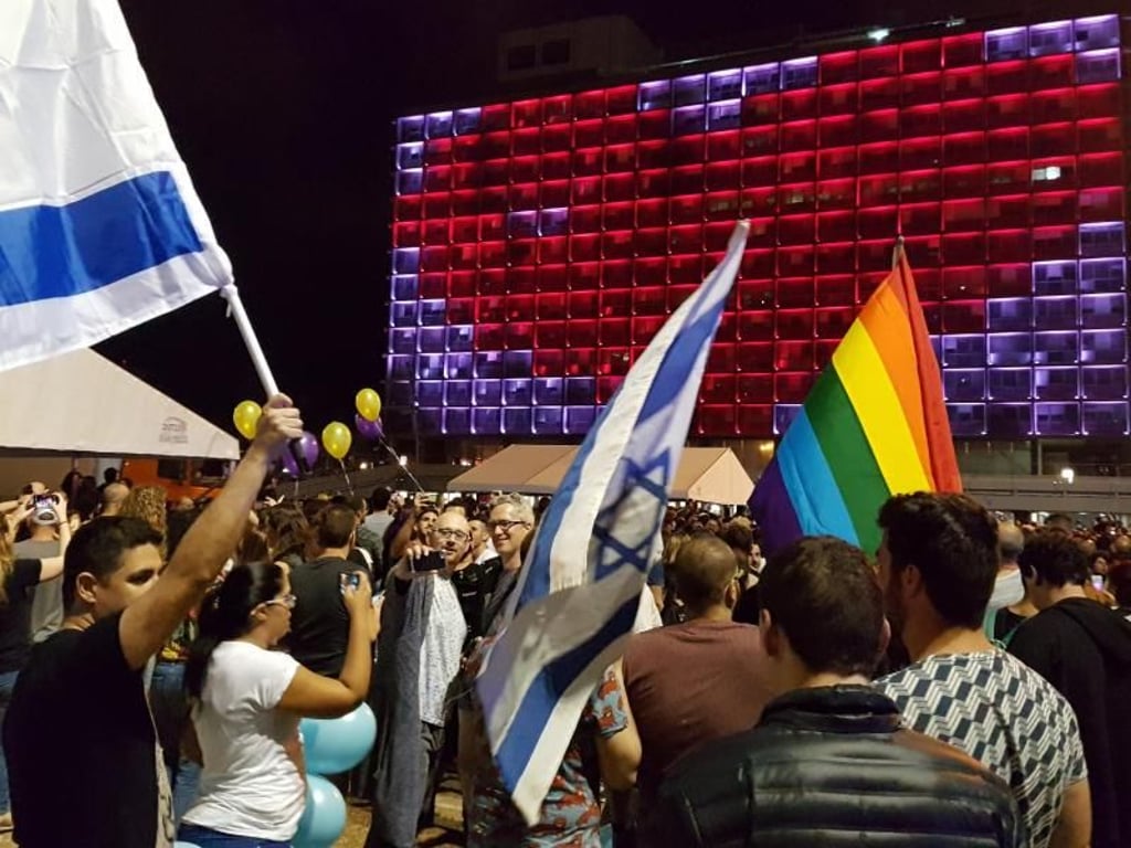 Fans feiern in Tel Aviv den Sieg der Sängerin Netta Barzilai. Foto: Sara Lemel