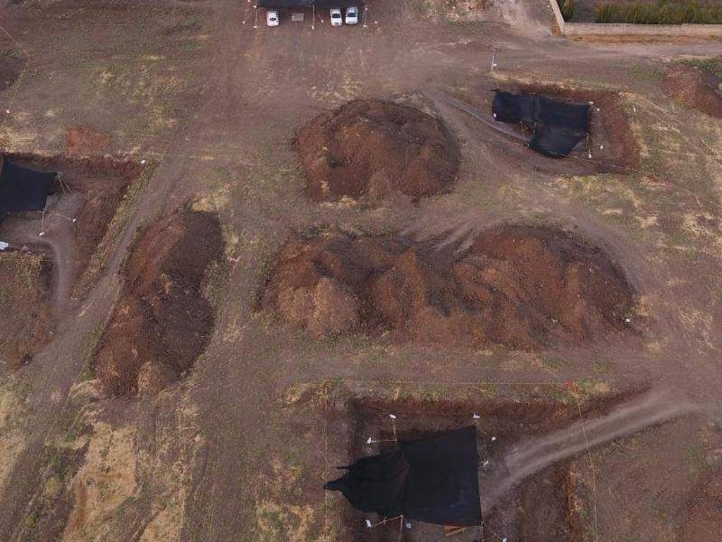Archäologen arbeiten auf einer prähistorischen Ausgrabungsstätte in Jaljulia. Foto: Yitzhak Marmelstein/Israel Antiquities Authority