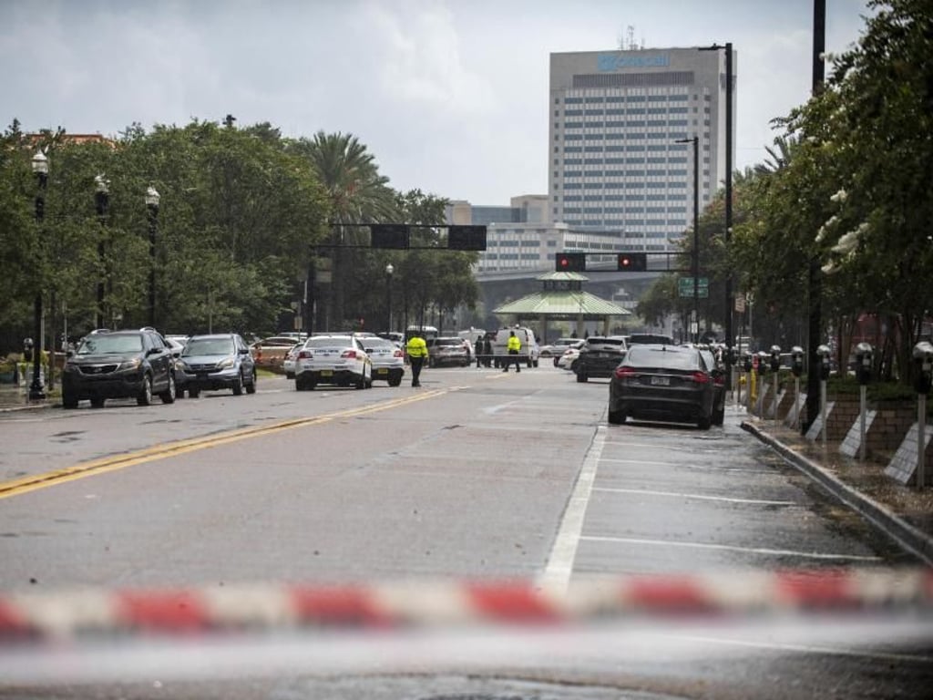 Polizisten sperren eine Straße in der Nähe des Gebäudes «Jacksonville Landing». Foto: Laura Heald/FR171626 AP