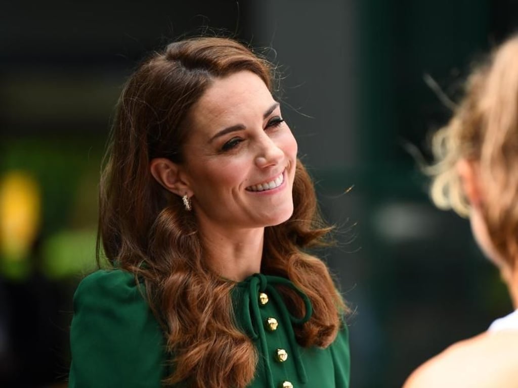Kate (l-r), die Herzogin von Cambridge, traf vor dem Finale die Nachwuchsspielerinnen in Wimbleton. Foto: Victoria Jones