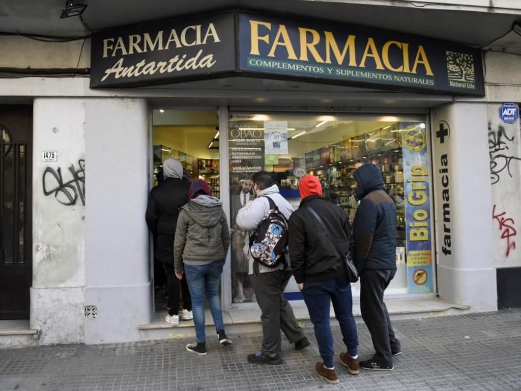 Einwohner der Stadt Montevideo warten vor einer Apotheke, um legal Marihuana zu kaufen. Foto: Matilde Campodonico