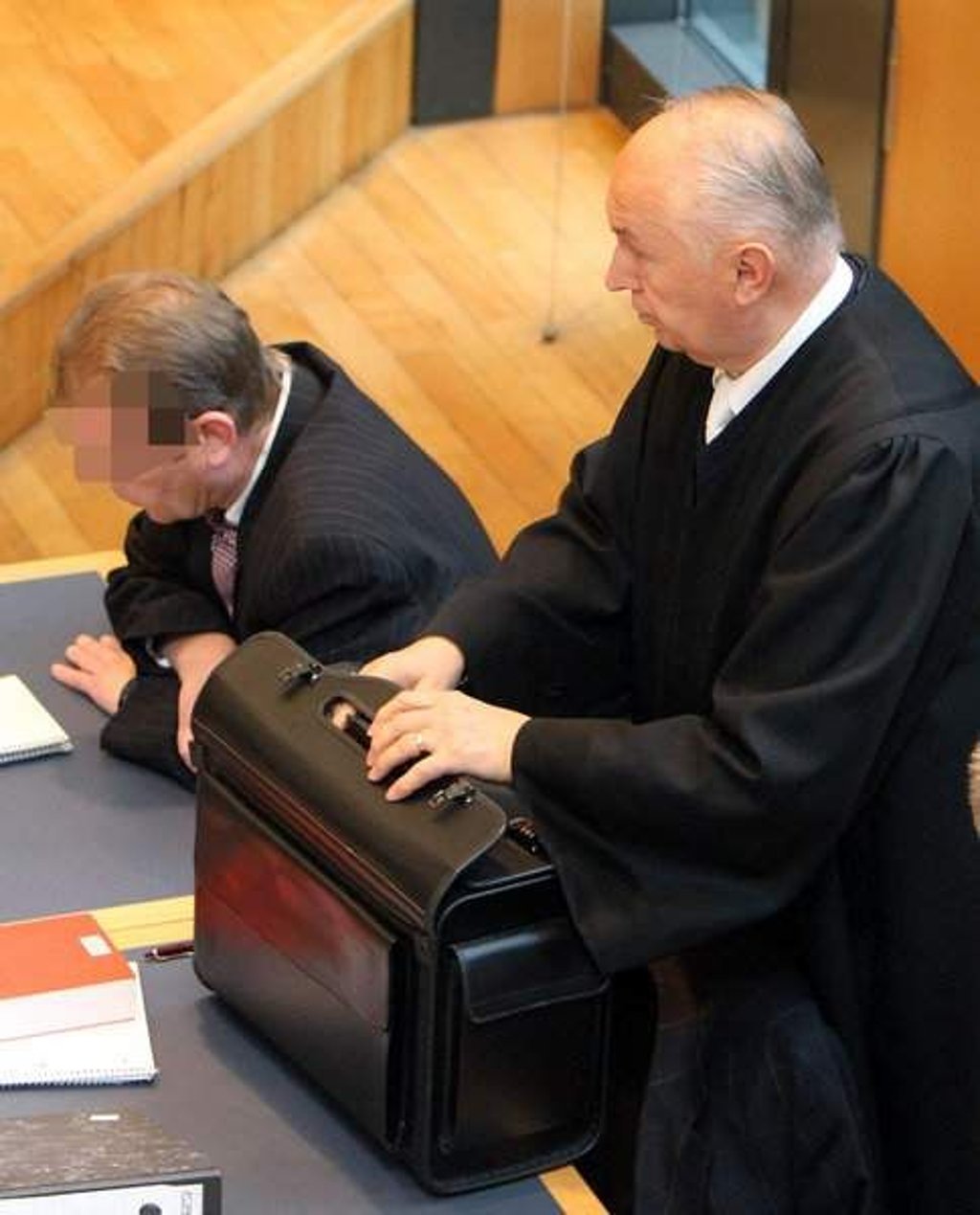 Andreas S., Angeklagter im Prozess um den Feuertod des Asylbewerbers Oury Jalloh, sitzt am Dienstag (04.12.2012) neben seinem Verteidiger, dem Anwalt Attila Teuchtler (r) im Landgericht in Magdeburg (Sachsen-Anhalt). In dem nach BGH-Entscheidung neu aufgerollten Prozess um den Tod des Asylbewerbers Oury Jalloh aus Sierra-Leone in einer Polizeizelle in Dessau soll geklärt werden, ob der Polizist am Tod Jallohs eine Mitschuld trägt. Der Asylbewerber ist 2005 in Dessau-Roßlau bei einem Brand in einer Polizeizelle ums Leben gekommen. Foto: Peter Förster/dpa +++(c) dpa - Bildfunk+++