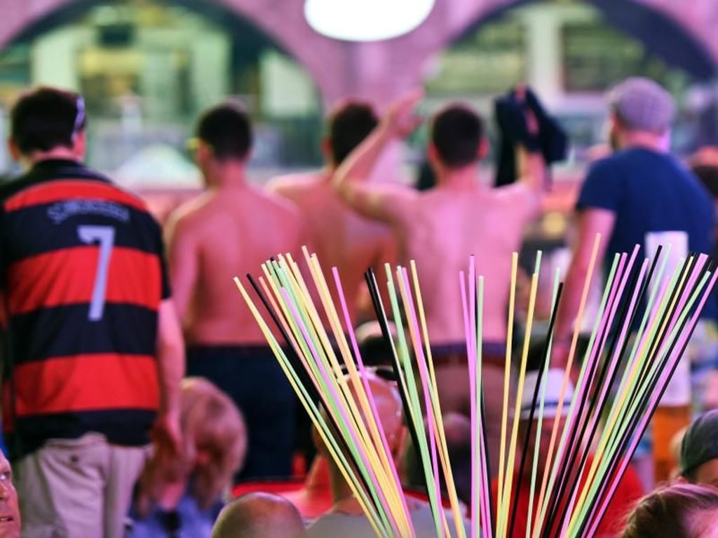 Nackte Oberkörper und Eimersaufen - das sehen nicht nur die Mallorquiner inzwischen ungern. Foto: Jens Kalaene