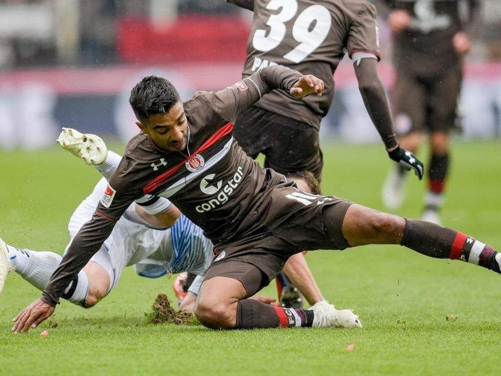 Voller Einsatz: Pauli-Profi Sami Allagui. Foto: Axel Heimken