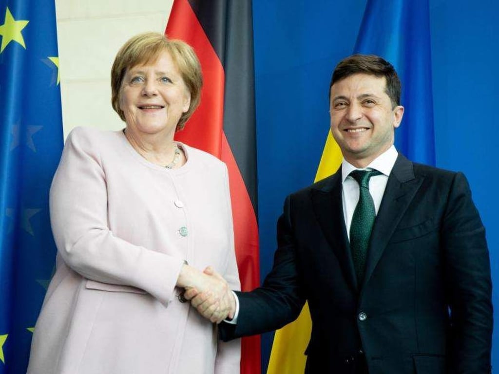 Bundeskanzlerin Angela Merkel und der ukrainische Präsident Wolodymyr Selenskyj reichen sich nach einer Pressekonferenz die Hände. Foto: Kay Nietfeld