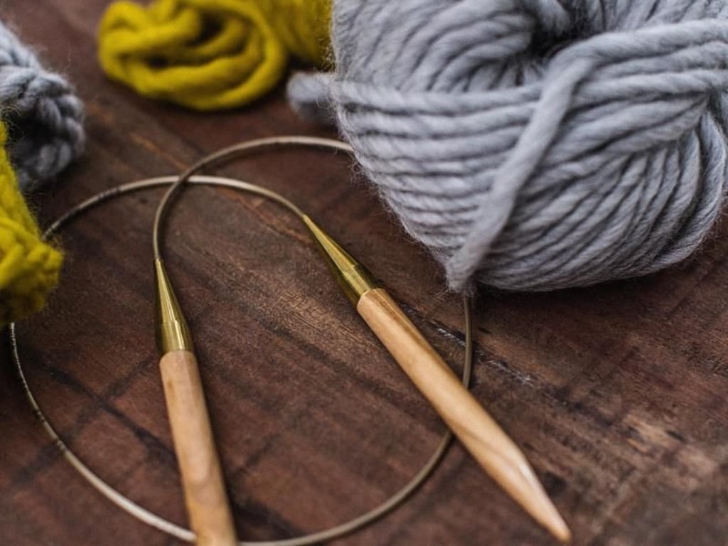 Mit Wolle und Stricknadeln sind viele Lieblingsteile für den Winter schnell selbst gemacht. Foto: Initiative Handarbeit/Georg Roske
