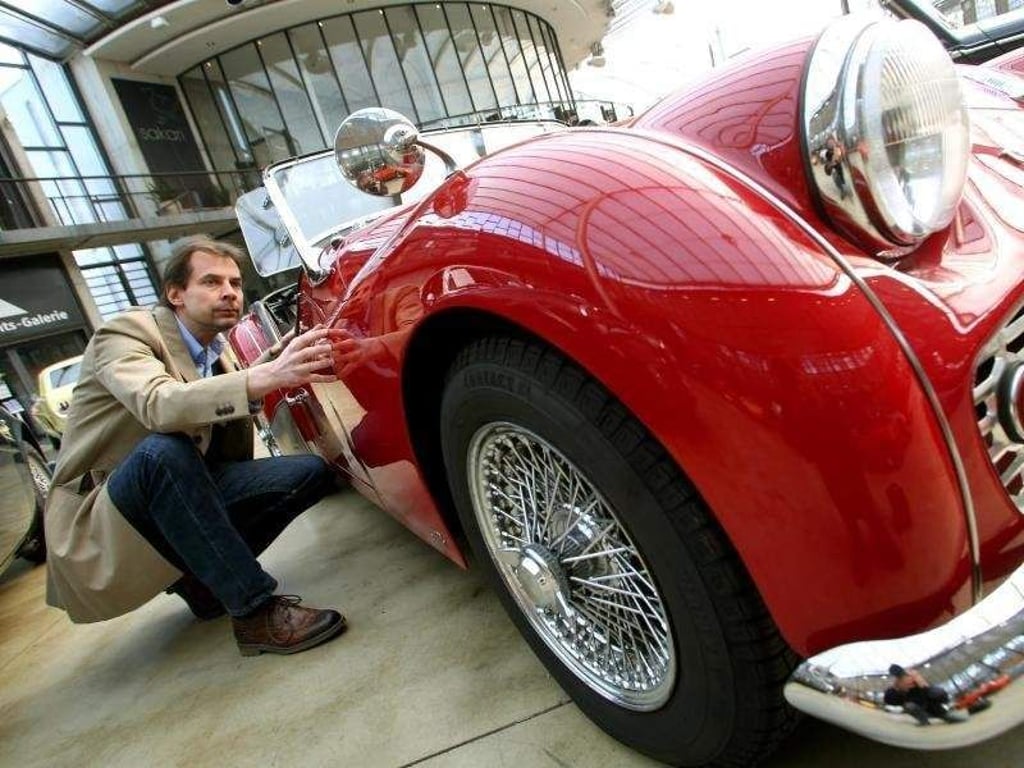Frank Wilke schätzt einen Triumph TR 3a Roadster von 1960 an. Er weiß, dass Oldtimer immer öfter auch als Geldanlage gekauft werden. Foto: Roland Weihrauch