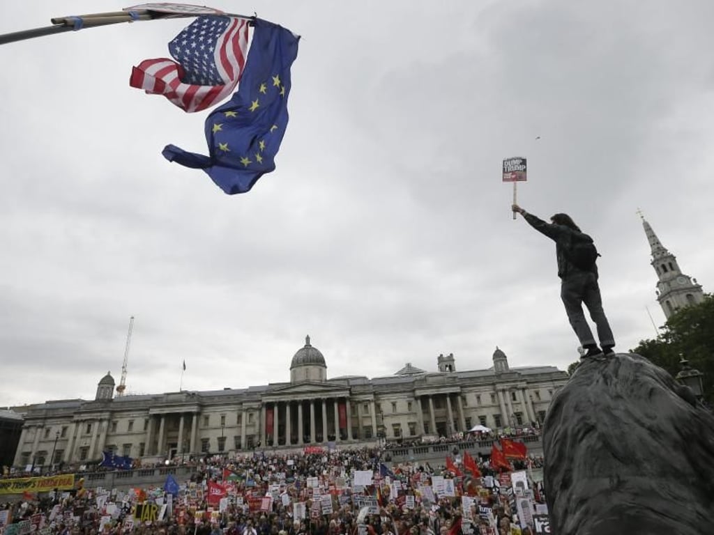Trumps Staatsbesuch sorgt in Großbritannien für viel Wirbel. Am Trafalgar Square im Zentrum Londons haben sich Hunderttausende zu Protesten versammelt. Millionen Briten hatten eine Petition unterschrieben, um den Besuch Trumps zu verhindern. Foto: Tim Ireland/AP