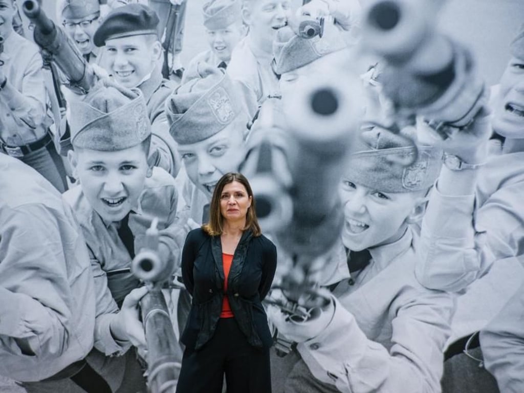 Die Witwe des Fotografen Robert Lebeck, Cordula Lebeck, vor einem Foto ihres Mannes, das Kinderkadetten in einer amerikanischen Militärakademie zeigt. Foto: Ole Spata