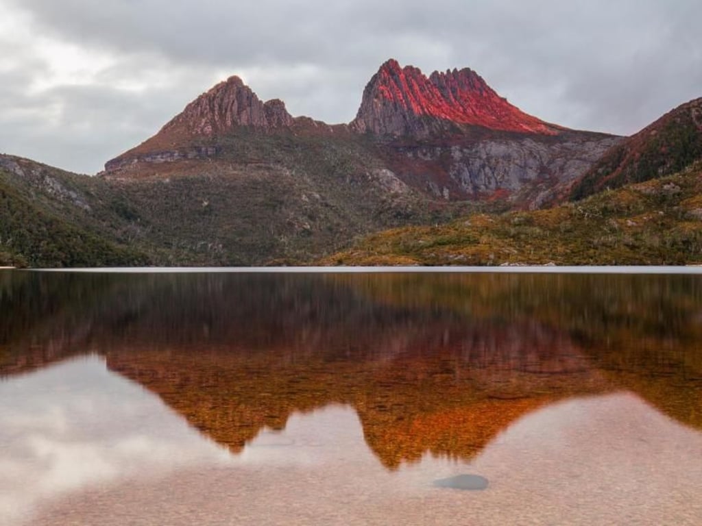 Der Lake St. Clair ist mit einer Tiefe von 167 Metern Australiens tiefster See. Foto: Tourism Tasmania