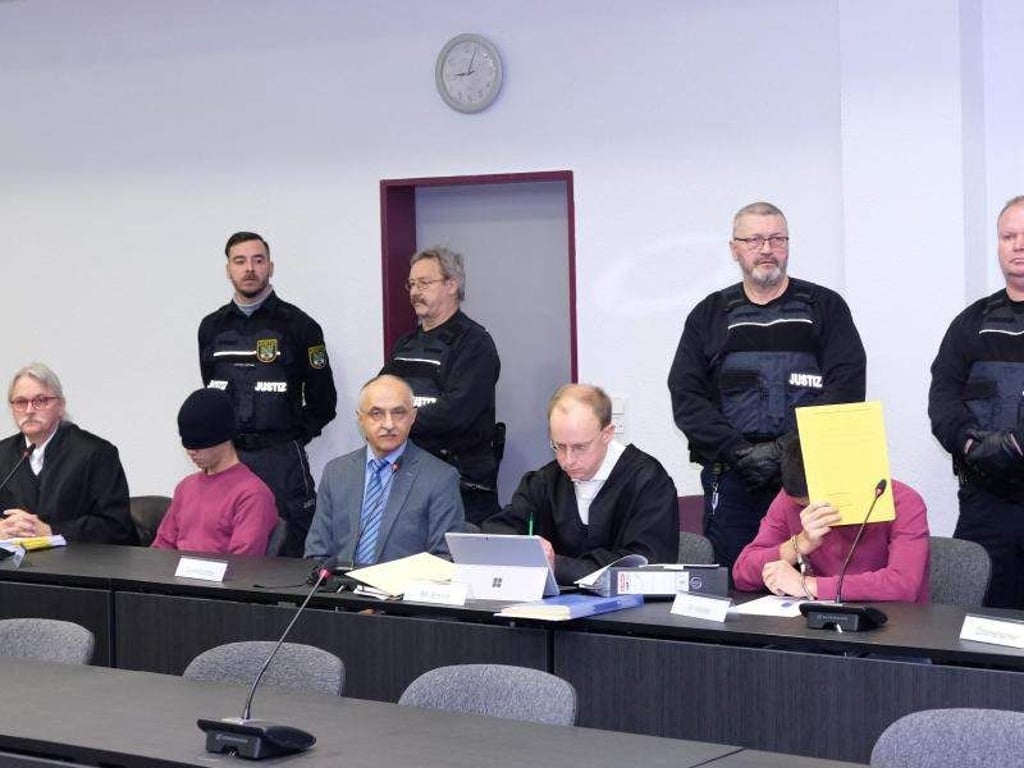 Die wegen Körperverletzung mit Todesfolge Angeklagten (2.v.l) und (3.v.r) sitzen auf der Anklagebank. Foto: Sebastian Willnow/ZB/dpa/Archiv