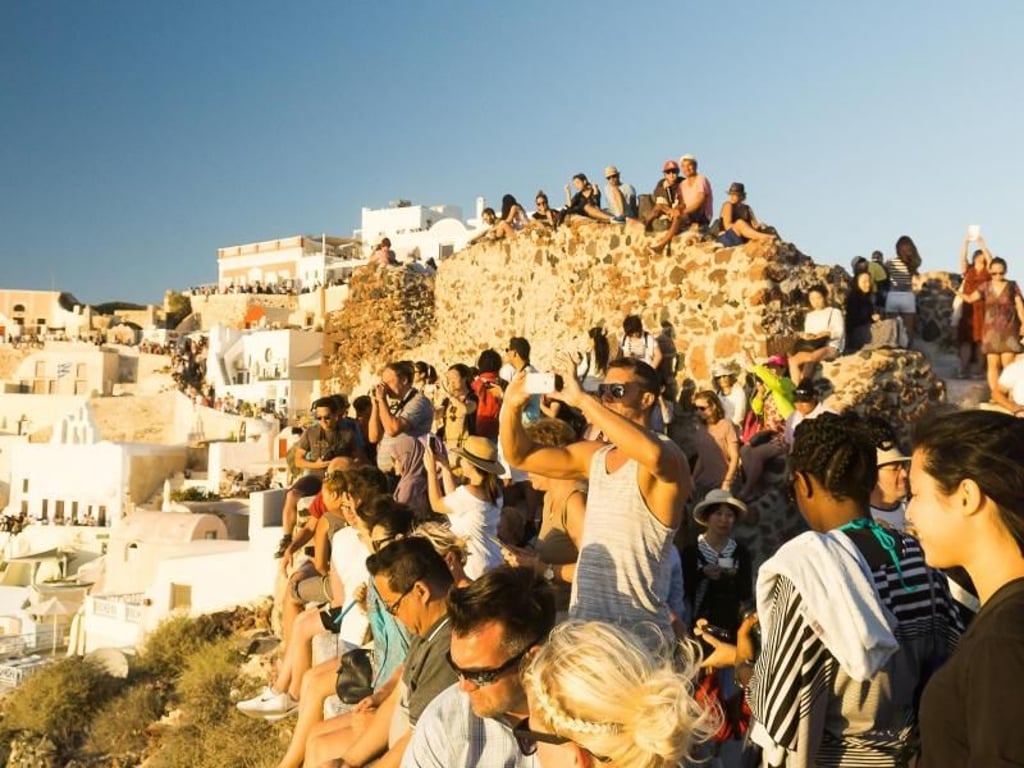 Zum malerischen Sonnenuntergang kommen die Touristenmassen auf Santorin zusammen. Die Vulkaninsel gilt als Traumziele für Verliebte und Honeymooner. Foto: Philipp Laage/dpa-tmn