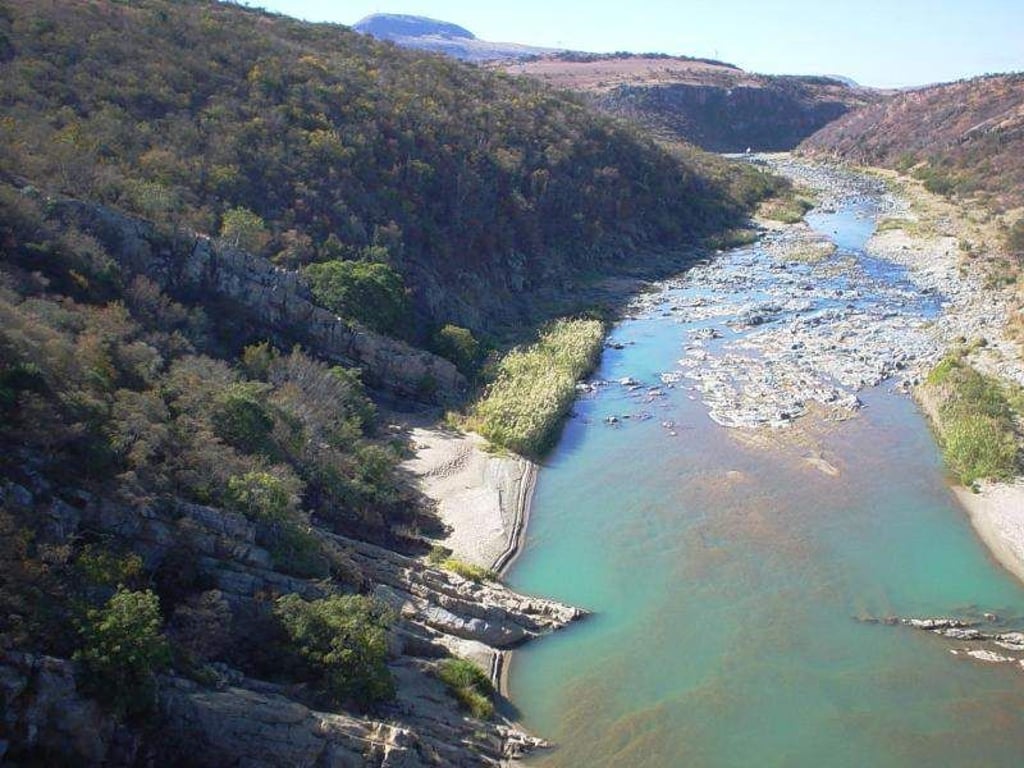 Gesteine des Pongolabeckens im Fluss Mfolozi in Südafrika. Dort fanden Tübinger Forscher Hinweise auf einen Sauerstoffausstoß von Bakterien vor 2,97 Milliarden Jahren. Foto: Axel Hofmann/Universitäten Tübingen und Johannesburg