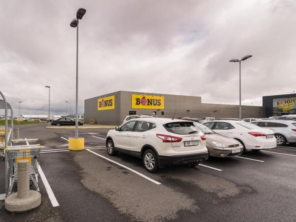 Ein Mietwagen gehört auf einer individuell organisierten Island-Reise dazu - günstig einkaufen können Selbstversorger im Supermarkt «Bonus». Foto: Inspired by Iceland