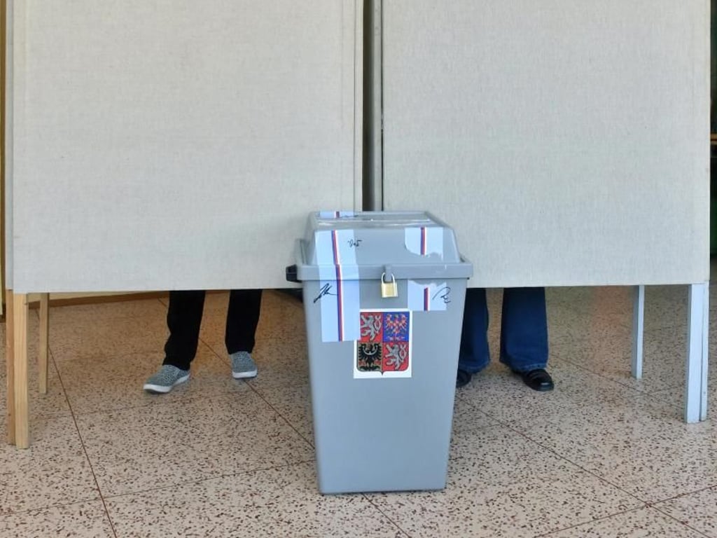 Wähler geben in einem Wahllokal in Prostìjov ihre Stimme ab. Foto: Ludìk Peøina/CTK