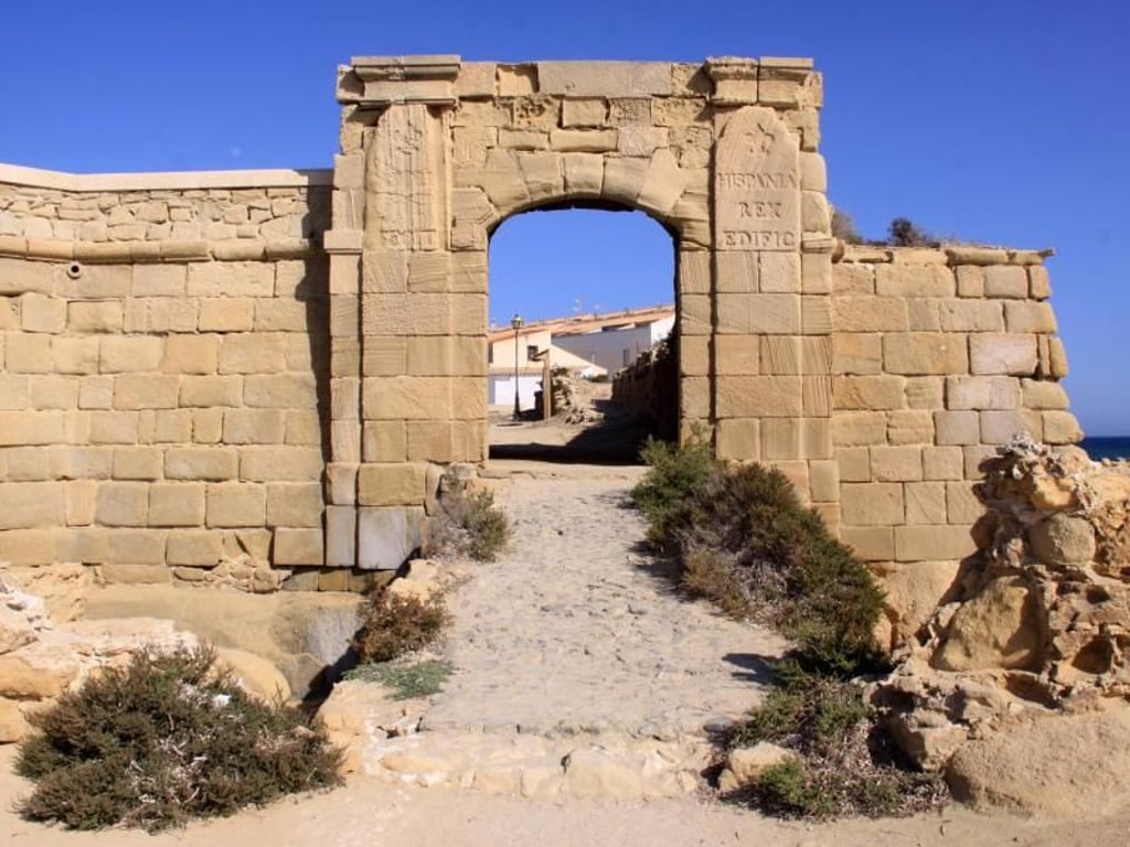 Das alte Stadttor von Tabarca erinnert an die Geschichte der Insel. Foto: Manuel Meyer