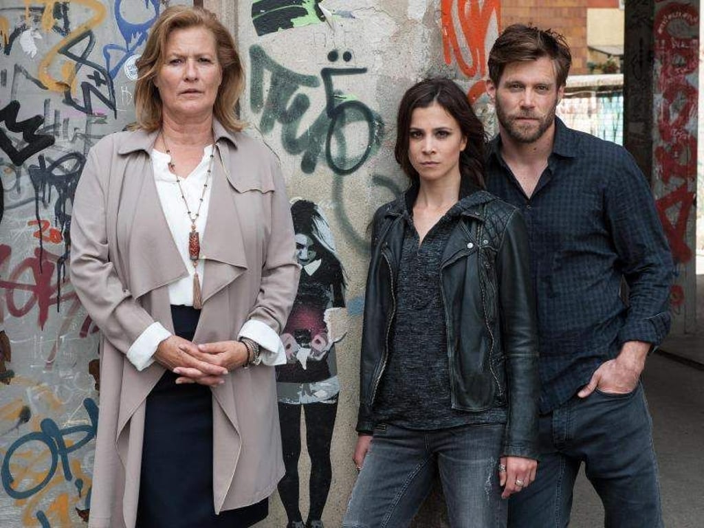 Hannah (Susanne von Borsody, l-r), Aylin (Aylin Tezel) und Jan (Ken Duken) in einer Szene des ARD-Degeto-Thrillers «Die Informantin». Foto: Britta Kreh/ARD Degeto/UFA Fiction