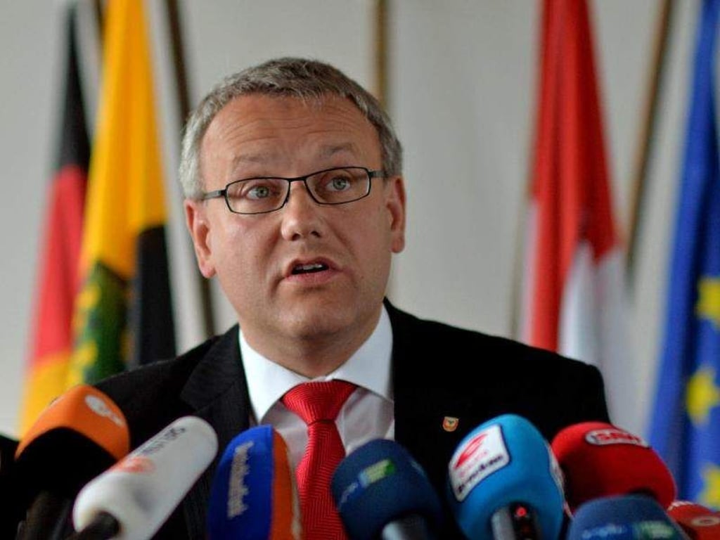 Der Landrat des Burgenlandkreises, Götz Ulrich (CDU), spricht auf einer Pressekonferenz in Naumburg (Sachsen-Anhalt). Foto: Hendrik Schmidt/Archiv