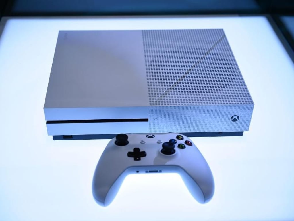 Die Xbox One S ist deutlich kleiner als das Vorgängermodell und unterstützt UHD-Filme auf Blu-ray. An die Leistung der großen Xbox One X kommt sie nicht heran. Foto: Henning Kaiser