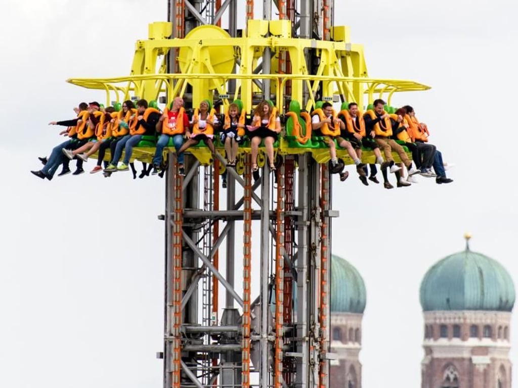 Oktoberfestbesucher sitzen in einem Fallturm auf dem Oktoberfest auf der Theresienwiese. Foto: Matthias Balk