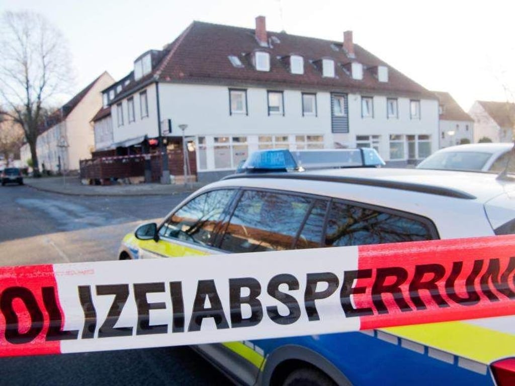 Ein Polizeiwagen steht am Tatort in Salzgitter: Ein zwölfjähriges Mädchen war hier der Silvesternacht angeschossen worden. Foto: Julian Stratenschulte/Archiv