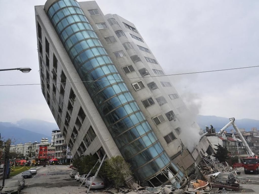 Nach dem Erdbeben steht das beschädigte Yuntsui Building schief. Foto: Central News Agency