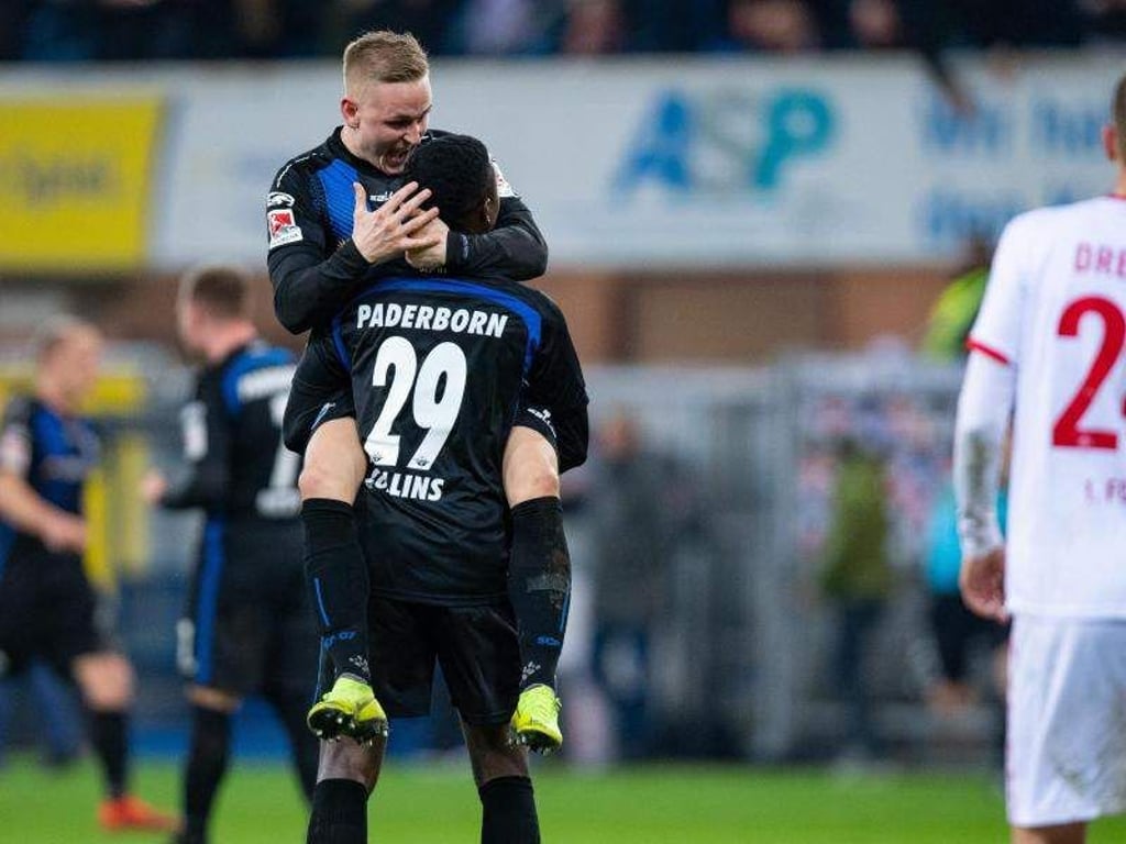 Die Paderborner Kai Pröger (l) und Jamilu Collins feiern den Sieg über den 1. FC Köln. Foto: Guido Kirchner
