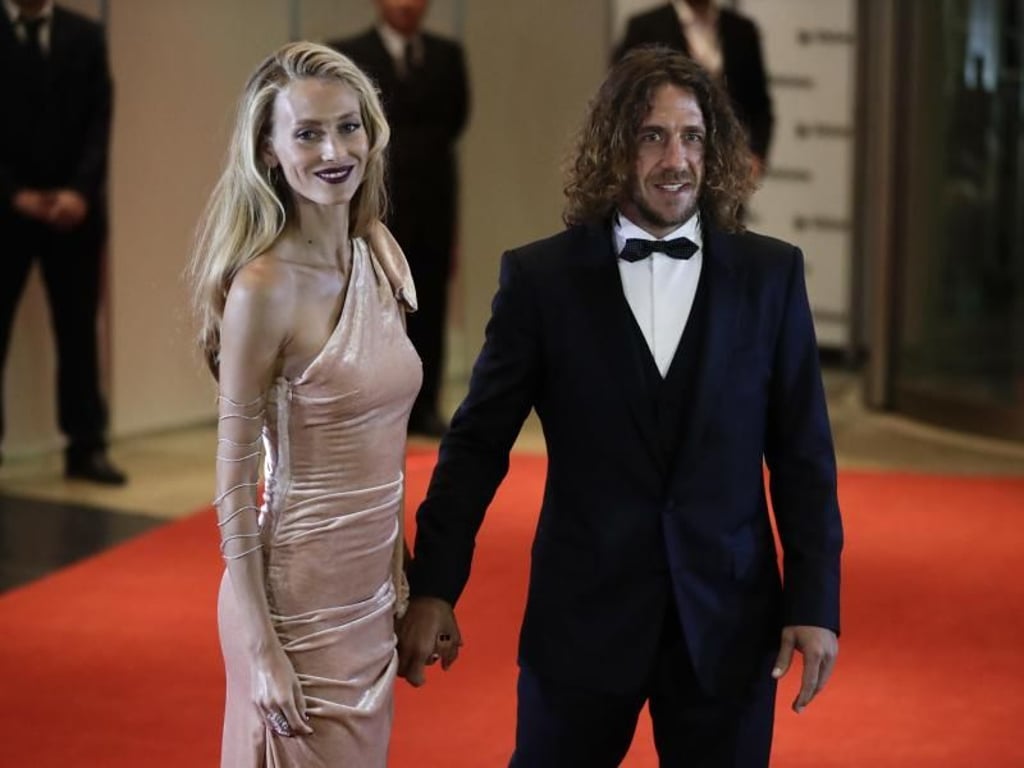 Carles Puyol kommt mit seiner Partnerin Vanessa Lorenzo zur Messi-Hochzeit. Foto: Victor R. Caivano