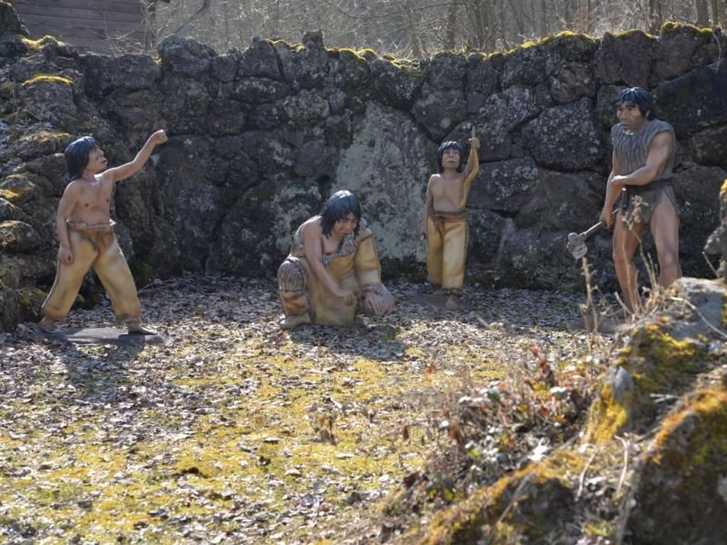 Auch die Geschichte des Menschen spielt in dem Dienosaurierpark eine Rolle. Foto: Harald Tittel