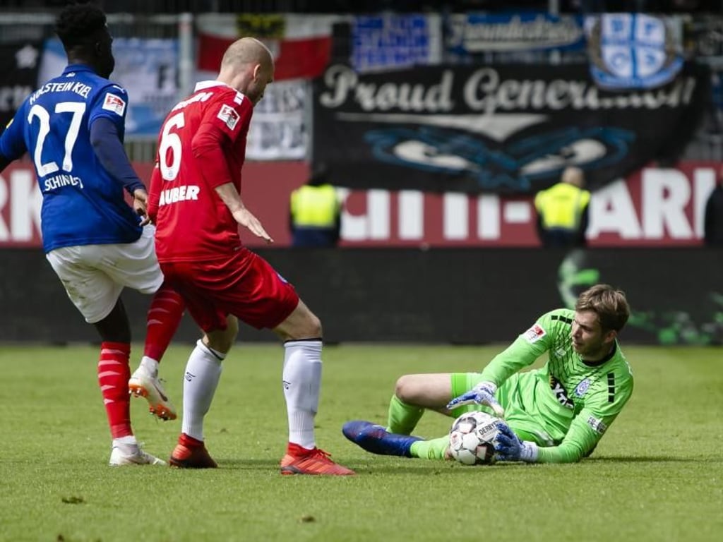 Duisburgs Torwart Felix Wiedwald (r) hält den Ball vor Kingsley Schindler (l/27) von Holstein Kiel. Foto: Frank Molter