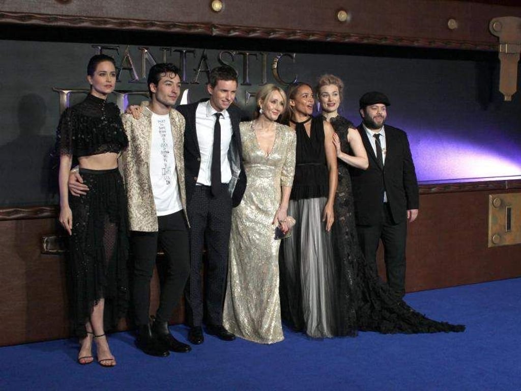 Katherine Waterston (l-r), Ezra Miller, Eddie Redmayne, J.K. Rowling, Carmen Ejogo, Alison Sudol und Dan Fogler bei der Europapremiere des Films «Phantastische Tierwesen und wo sie zu finden sind». Foto: Philip Dethlefs