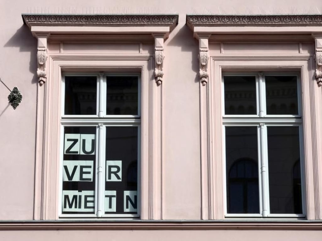 Zu vermieten - aber zu welchem Preis? Die Koalition hält an der Mietpreisbremse fest. Foto: Ralf Hirschberger