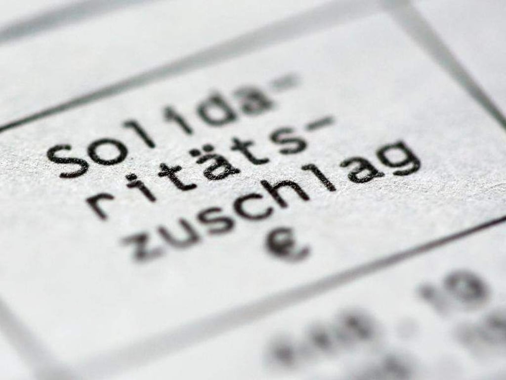 Union und SPD haben im Koalitionsvertrag verabredet, dass 90 Prozent der Soli-Zahler den Zuschlag ab 2021 nicht mehr zahlen müssen. Foto: Roland Weihrauch